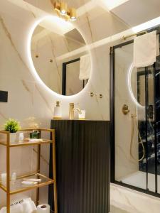 Incanto Suites Italy في نابولي: حمام مع حوض ومرآة