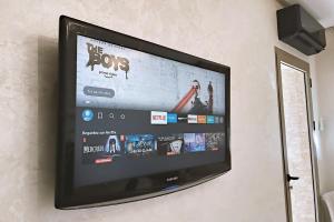 Un televizor și/sau centru de divertisment la Modern apartment with pool parking