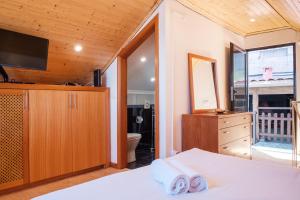 una camera con letto, TV e bagno di GuestReady - Magical refuge in Madeira a Ribeira da Janela