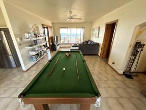 ein großes Wohnzimmer mit Billardtisch in der Unterkunft Dukes of Yorkes - Wallaroo Beach Frontage - Entire Home in Wallaroo