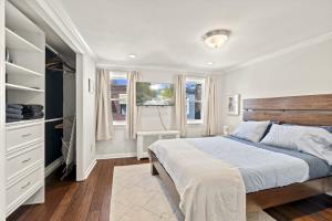 Giường trong phòng chung tại The Bella Vista Townhouse