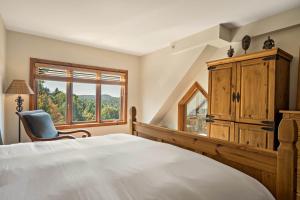 Postel nebo postele na pokoji v ubytování Tremblant Prestige - Altitude 172-11