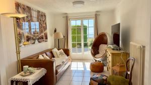 ein Wohnzimmer mit Sofa und Fenster in der Unterkunft BB Opera in Belmont-sur-Lausanne