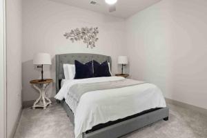 Wilders GroveにあるUpscale Living 5 Min From Downtownの青い枕が付いた大きなベッドのある寝室 +35枚の写真