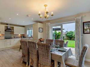 Una cocina y un comedor con mesa y sillas. en 4 Bed in Westward Ho 85367, en Westward Ho