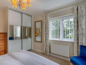 un dormitorio con una cama y un espejo en 4 Bed in Westward Ho 85367, en Westward Ho