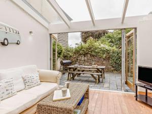 Televisyen dan/atau pusat hiburan di 3 Bed in Crackington Haven COHOU