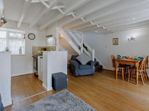 Una sala de estar con una mesa y un comedor. en 2 Bed in Westward Ho 60430, en Westward Ho