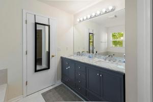 BelvidereにあるModern Comfort Loves Park - Stylish 3BR Getawayのバスルーム(大きなシンク、鏡付) +65枚の写真