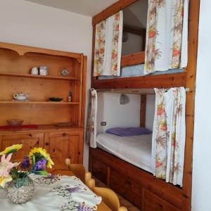 a bedroom with a bunk bed with a table at Casa Carboni in Vignola Mare