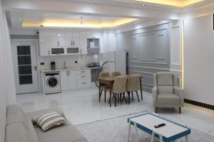 Kuchyň nebo kuchyňský kout v ubytování Villa Park Termal Villaları Gazlıgöl