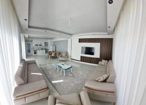 TV a/nebo společenská místnost v ubytování Villa Park Termal Villaları Gazlıgöl