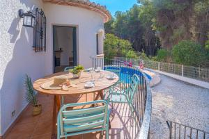 a table and chairs on the balcony of a house at Villa Abeto in El Tosalet
