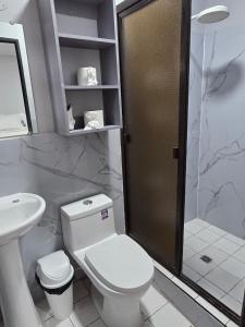 Ένα μπάνιο στο Mi Tierra Escalón Hotel y Restaurante