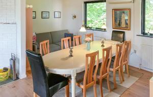 a dining room with a table and chairs at Pet Friendly Home In Struer With Wifi in Humlum