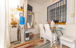 een eetkamer met een tafel en witte stoelen bij Gorgeous Home In Orihuela With Wifi in Villamartin +11 foto's