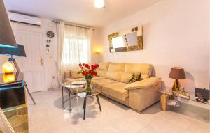 een woonkamer met een bank en een tafel bij Gorgeous Home In Orihuela With Wifi in Villamartin