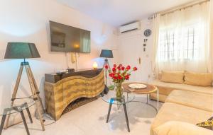 een woonkamer met een bank en een open haard bij Gorgeous Home In Orihuela With Wifi in Villamartin