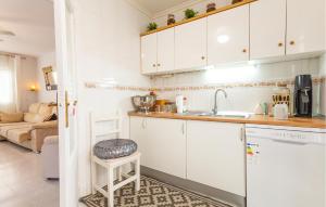 een keuken met witte kasten en een spoelbak bij Gorgeous Home In Orihuela With Wifi in Villamartin