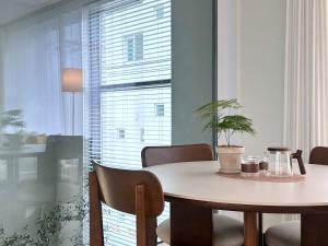 Una mesa y sillas en una habitación con ventana. en Private Rooftop Stay, en Gyeongju 20 fotos más