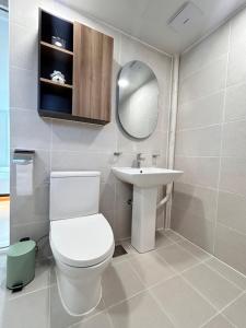 een badkamer met toilet en wastafel bij LUMI Stay in Gyeongju +18 foto's