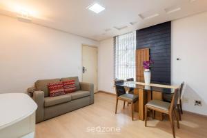 a living room with a couch and a table at Apto c/ Sefl Check-in na Asa Sul SQS0108 in Brasilia