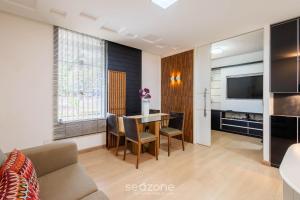 a living room with a table and chairs and a television at Apto c/ Sefl Check-in na Asa Sul SQS0108 in Brasilia