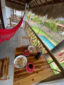 una mesa con comida en un balcón con piscina en Casa de Coco Icarai, en Icaraí