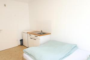 a small room with a sink and a bed at Beenie 2 in Linz