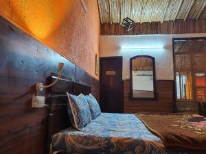 Katil atau katil-katil dalam bilik di Farm House in Morni