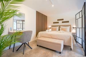 ein Schlafzimmer mit Bett, Stuhl und Schreibtisch in der Unterkunft Kurpark Apartment, Schwimmbad, Sauna, Terrasse in Bad Wildbad + 31 Fotos