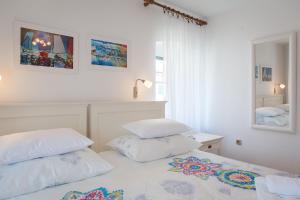 Un dormitorio blanco con dos almohadas en una cama. en Apartments Sunce, en Split