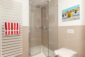 una cabina de ducha en un baño con inodoro en Deichperle mit bemberg airSPACE Sauna, en Juist 55 fotos más