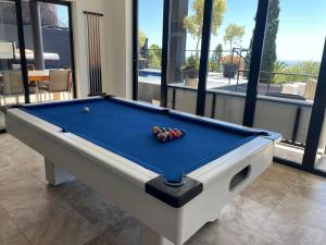 Una mesa de billar con bolas encima en CAPE20 Villa Stay, en Ciudad del Cabo