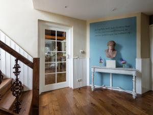 a hallway with a table and a statue on a wall at Peace, Nature & Comfort Combined in Cetturu