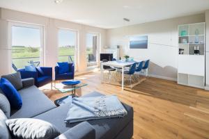 于斯德Deichknutt Watt的客厅里有一张沙发和一张桌子。