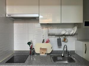 テジョンにある방있나요 풀옵션 레지던스 2호점 은행동,성심당, 대흥동 충대병원, 볼파크 Bangitnayo residence near Sungsimdang, ballparkのシンクとカウンタートップのあるキッチン