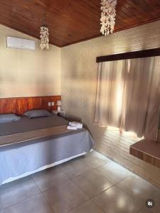 sypialnia z dużym łóżkiem i oknem w obiekcie Chalé Lounge Beach ,Praia do Maceió Camocim Ce w mieście Camocim +8 zdjęć