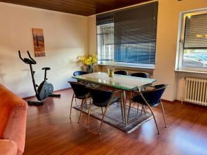 a living room with a table and chairs and a treadmill at Ferienwohnung am Rauenhübel in Völklingen