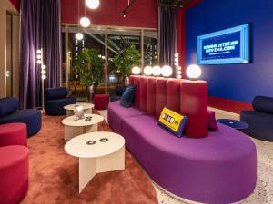 Un lugar para sentarse en ibis Styles Muenchen Perlach