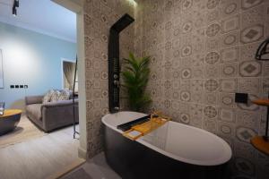 y baño con bañera en la sala de estar. en Nairah Residence, en Riad 189 fotos más