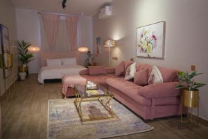 una sala de estar con un sofá y una mesa en Nairah Residence, en Riad