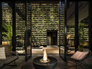 大阪市にある東急ステイ メルキュール 大阪なんばの建物の前にある暖炉のあるリビングルーム +120枚の写真