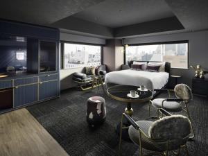 大阪市にある東急ステイ メルキュール 大阪なんばのベッドルーム(ベッド、椅子、テレビ付)