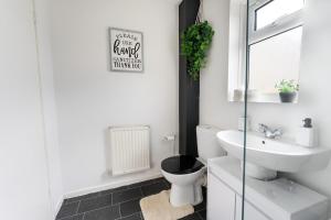a bathroom with a toilet and a sink at Stylish 2-Bedroom House in Oldbury Sleeps 4 in Oldbury +42 photos