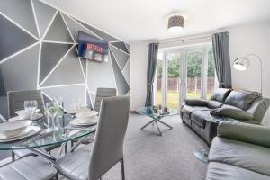 a living room with a table and a couch at Stylish 2-Bedroom House in Oldbury Sleeps 4 in Oldbury