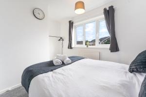 a bedroom with a bed with two towels on it at Stylish 2-Bedroom House in Oldbury Sleeps 4 in Oldbury