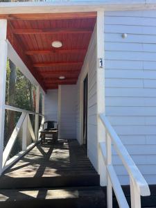 ベジャ・ビスタにあるCabaña San Jorgeの赤屋根の家の出口