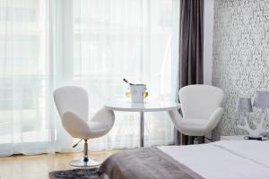 ママイア・ノルドにあるSID Residenceのベッドルーム1室(椅子2脚、テーブル1台、ベッド1台付)