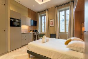 una camera da letto con un letto grande e una cucina di L'Exclusif Spa Suites Prestige Lyon Croix-Rousse a Lione